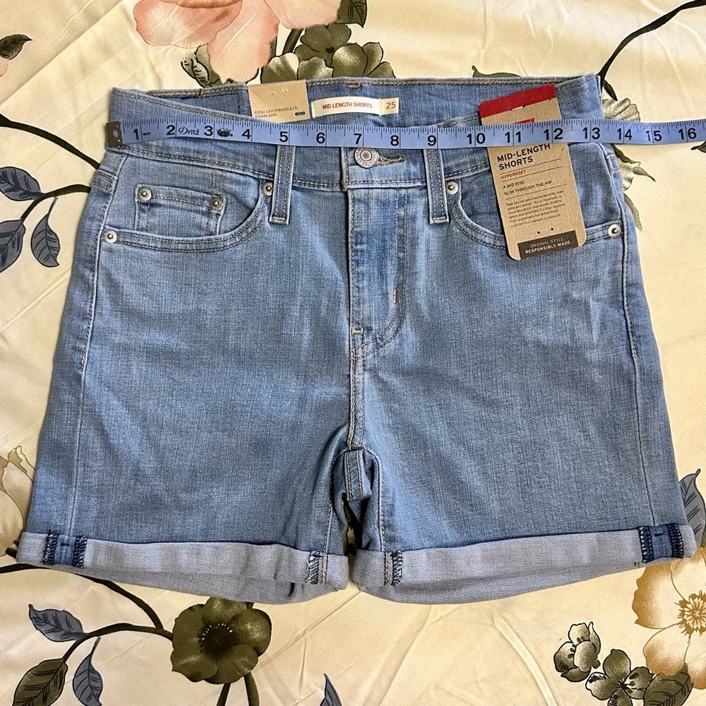Levi’s mid-length denim shorts size 25 NWT